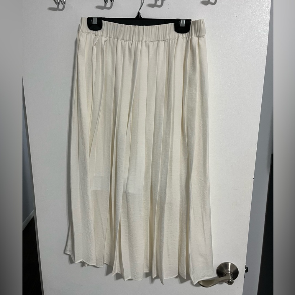 H&M white pleated skirt